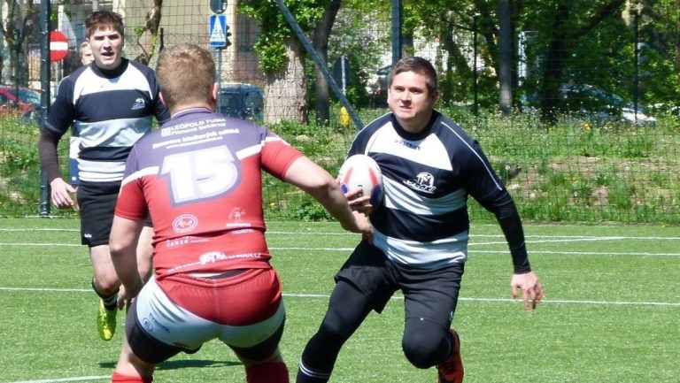 Gracz Srok Łódź biegnie z piłką podczas meczu rugby league przeciw Mad Squirrels Vrchlabi