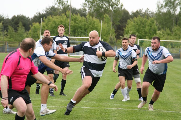 Zawodnik młyna przedziera się przez obronę Sroki Łódź vs Wildcats PP9s 24.05