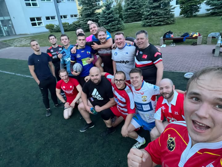 Grupa rugbystów po treningu, w wesołych nastrojach.